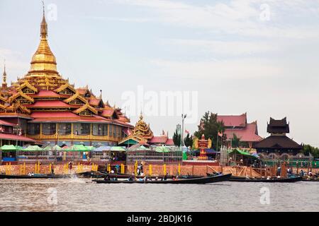 Pagode Phaung Daw Oo, lac Inle, état de Shan, Myanmar, Asie Banque D'Images