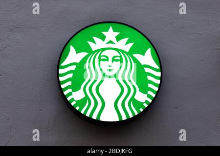 LONG BEACH, CA/USA - Mars 19, 2019 : le logo de Starbucks à l'extérieur. Starbucks est une chaîne de cafés aux États-Unis et dans d'autres nations. Banque D'Images