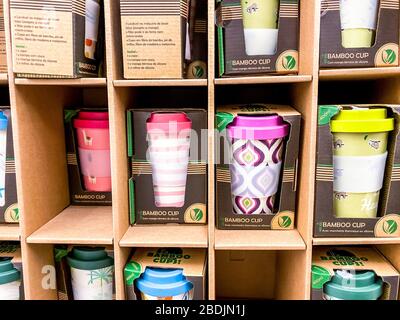 Tasses en bambou, tasses réutilisables de boisson chaude dans l'assortiment dans le supermarché. Concept de mode de vie durable. Sans plastique, sans gaspillage, choix écologique. Photogra mobile Banque D'Images