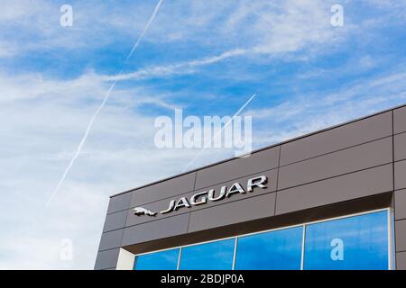 Logo de la marque Jaguar sur fond bleu vif situé dans son immeuble de bureaux de concessionnaires à Lyon, France - 23 février 2020 Banque D'Images