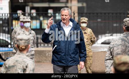 Le maire de New York, Bill de Blasio (D), dans la cour, accueille des membres de l'armée de l'air des États-Unis qui ont été déployés à l'hôpital Lincoln. Banque D'Images