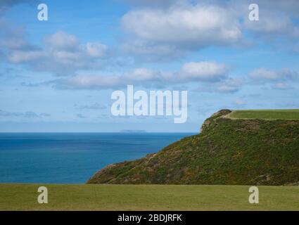 Les falaises escarpées près de Morwenstow sur la côte atlantique des Cornouailles offrent des vues magnifiques sur Lundy, le long du sentier de la côte sud-ouest Banque D'Images