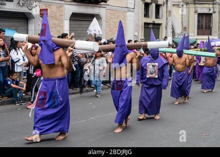 Quito, Pichincha, Équateur - 27 mars 2018: Mars des Pénitents à la procession du vendredi Saint à pâques, Semana Santa, à Quito. Cucuruchos portant pu Banque D'Images