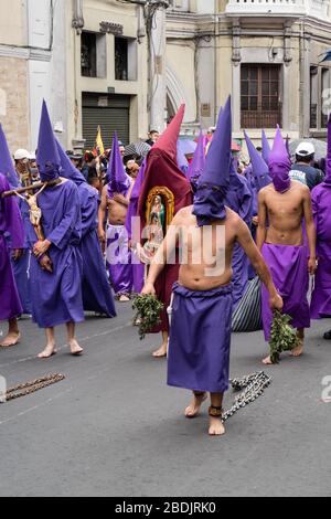 Quito, Pichincha, Équateur - 27 mars 2018: Mars des Pénitents à la procession du vendredi Saint à pâques, Semana Santa, à Quito. Cucuruchos portant du pur Banque D'Images