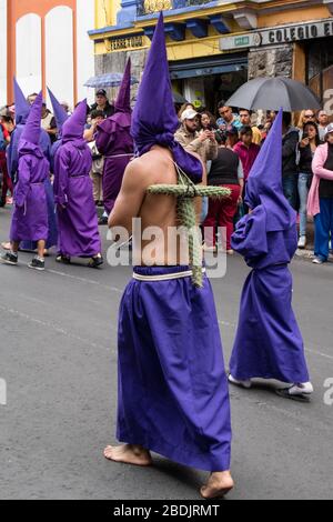 Quito, Pichincha, Équateur - 27 mars 2018: Mars des Pénitents à la procession du vendredi Saint à pâques, Semana Santa, à Quito. Cucuruchos portant pu Banque D'Images