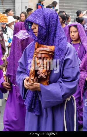 Quito, Pichincha, Équateur - 27 mars 2018: Mars des Pénitents à la procession du vendredi Saint à pâques, Semana Santa, à Quito. Cucuruchos portant pu Banque D'Images