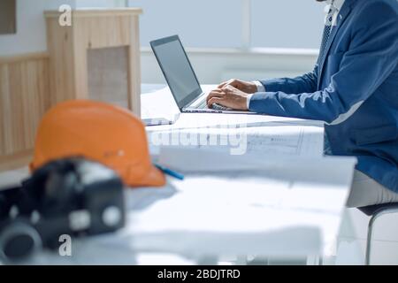 architecte concepteur utilisant un ordinateur portable dans son bureau. Banque D'Images