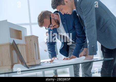 Deux architectes attentivement les ébauches du nouveau projet Banque D'Images