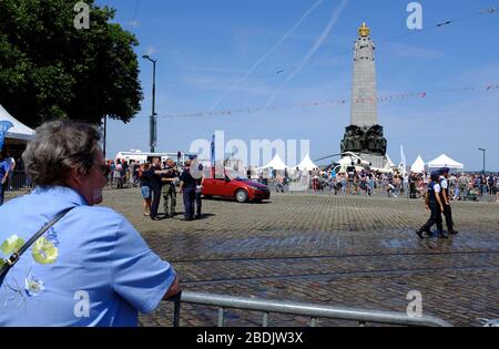 Police l'application de la loi montre des expositions lors de la célébration de la Journée nationale belge sur la place Poelaert Square (Poelaertplein) avec le mémorial de la guerre d'infanterie belge en arrière-plan.Brussels.Belgium Banque D'Images