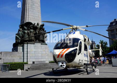 Exposition en hélicoptère de police sur la place Poelaert avec le Mémorial de l'Infanterie belge (Monument A la gloire de l'Infanterie Belge) en arrière-plan lors de la célébration de la Journée nationale belge.Bruxelles.Belgique Banque D'Images