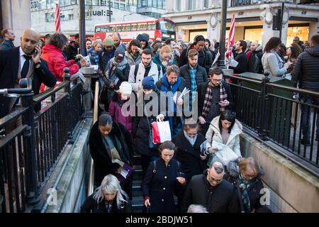 Londres, Royaume-Uni - 15 janvier 2020 , les gens descendent du métro à l'heure de pointe sur oxford Street Banque D'Images