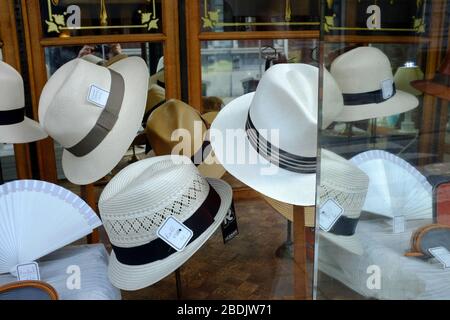 Panama chapeaux et chapeaux de paille s'affichent dans une vitrine de magasin de chapeaux.Brussels.Belgium Banque D'Images