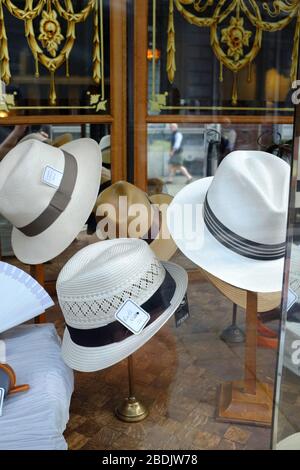 Panama chapeaux et chapeaux de paille s'affichent dans une vitrine de magasin de chapeaux.Brussels.Belgium Banque D'Images