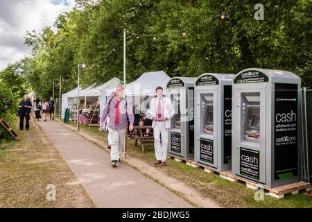 Distributeurs automatiques de billets sur le chemin de remorquage de Henley Royal Regatta Banque D'Images