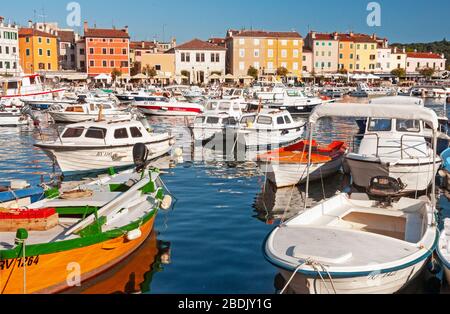 Le port coloré de Rovinj, Croatie Banque D'Images