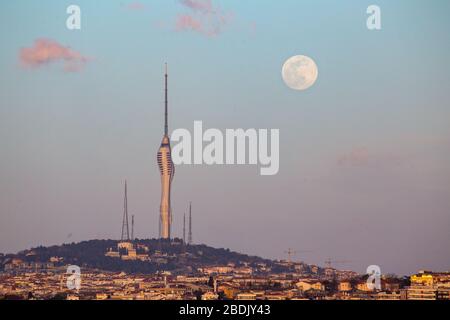 La plus grande et la plus brillante Supermoon illumine le ciel d'Istanbul avec Kucuk Camlica TV radio Tower au premier plan le 7 avril 2020. Banque D'Images