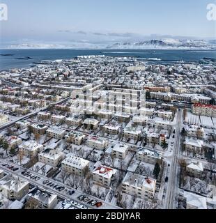 Vue aérienne sur les rues droites et les bâtiments de faible hauteur dans la ville côtière froide de l'Islande Banque D'Images