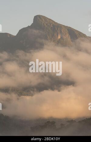 Belle vue sur les montagnes et les nuages spectaculaires de la forêt tropicale, la campagne de Rio de Janeiro, Brésil Banque D'Images