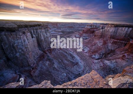 Panorama aérien épique de Sunrise au-dessus de l'énorme Coal Mine Canyon sur N Banque D'Images