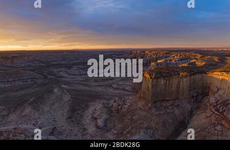 Panorama aérien épique de Sunrise au-dessus de l'énorme Coal Mine Canyon sur N Banque D'Images