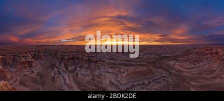 Panorama aérien épique de Sunrise au-dessus de l'énorme Coal Mine Canyon sur N Banque D'Images