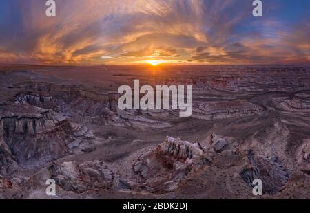 Panorama aérien épique de Sunrise au-dessus de l'énorme Coal Mine Canyon sur N Banque D'Images