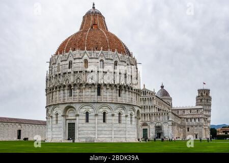 Le Baptistère de Pise avec la cathédrale et la tour penchée de Pise, Toscane, Italie Banque D'Images
