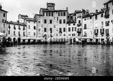 Image en noir et blanc de la Piazza dell'Anfiteatro à Lucca, une place elliptique construite sur les ruines d'un amphithéâtre romain Banque D'Images