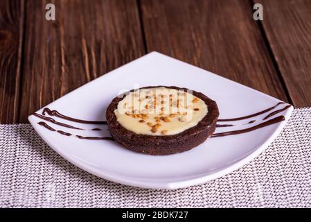 Brownie au chocolat avec crème glacée à la vanille. Banque D'Images