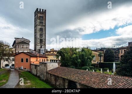 Vue sur le centre historique de Lucques avec le clocher de la basilique Saint Frediano et le jardin du Palazzo Pfanner sur la droite, Toscane, Italie Banque D'Images