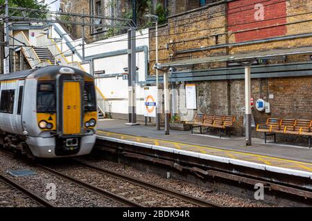 Les passagers attendent leur train terrestre à la gare de Clapton. Clapton est un quartier de l'est de Londres, en Angleterre, dans le quartier londonien de Hackney. Banque D'Images