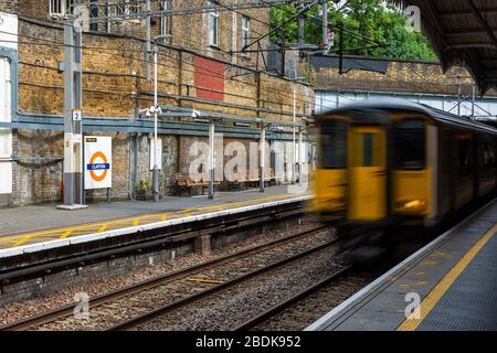 Les passagers attendent leur train terrestre à la gare de Clapton. Clapton est un quartier de l'est de Londres, en Angleterre, dans le quartier londonien de Hackney. Banque D'Images