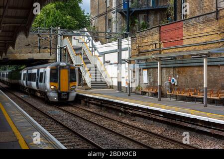 Les passagers attendent leur train terrestre à la gare de Clapton. Clapton est un quartier de l'est de Londres, en Angleterre, dans le quartier londonien de Hackney. Banque D'Images