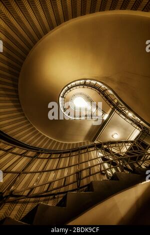 Escalier en colimaçon à bulbe clair dans le musée Cubist à la Maison de la Madonna Noire/Grand Orient Cafe, Prague, République tchèque. Banque D'Images