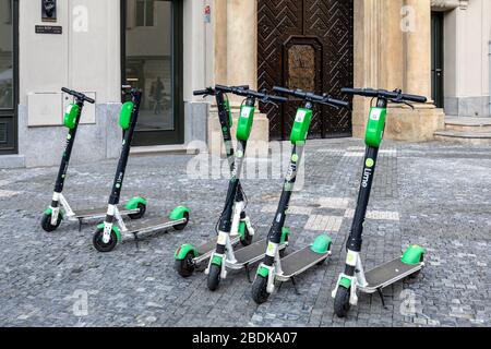 Groupe de scooters électriques de la société Lime à Prague, République Tchèque Banque D'Images