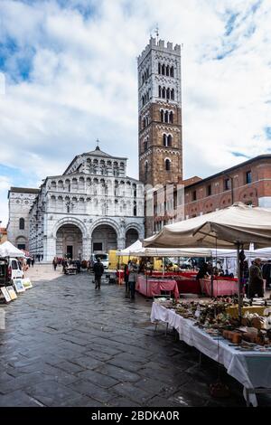 Marché aux puces en face de la cathédrale de Lucques (Cattedrale di San Martino). Lucca, Toscane, Italie, novembre 2019 Banque D'Images