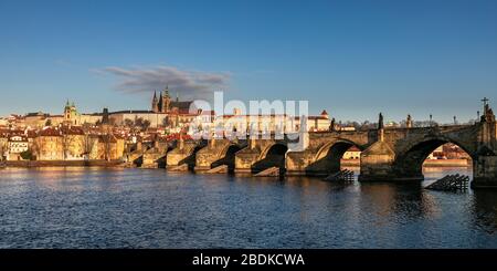 Vue sur la Vltava, le Pont Charles et le château au-delà. Europe République Tchèque Prague Banque D'Images