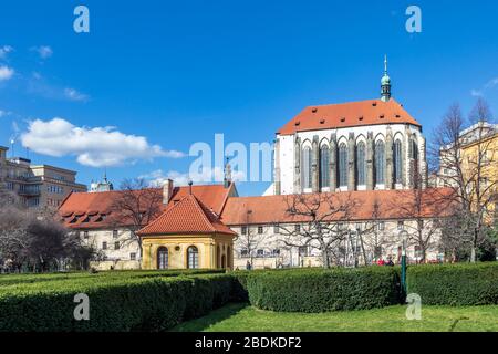 Vue du jardin Franciscain sur l'église de la Vierge Marie des Snows dans la Nouvelle Ville, Nové Město, Prague, République tchèque. Banque D'Images