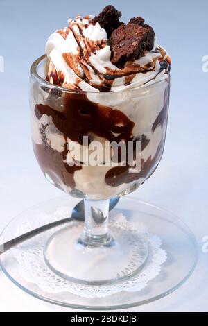 Brownie fudge sundae, par James D Coppinger/Dembinsky photo Assoc Banque D'Images