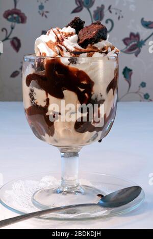 Brownie fudge sundae, par James D Coppinger/Dembinsky photo Assoc Banque D'Images