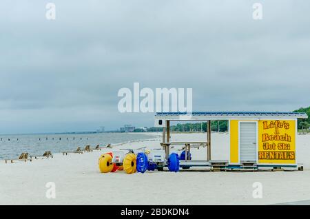 Les tricycles de plage sont inutilisés devant une boutique de location de jet ski car la plage de Biloxi est fermée pendant la pandémie de COVID-19 à Biloxi, dans le Mississippi. Banque D'Images