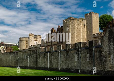 Les murs extérieurs, les tours et les bâtiments de la Tour de Londres, qui est un monument emblématique du centre de Londres. Banque D'Images