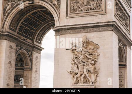 Fragment architectural de l'Arc de Triomphe. L'Arc de Triomphe de l'Etoile sur la place Charles de Gaulle est l'un des monuments les plus célèbres de Paris. France Banque D'Images