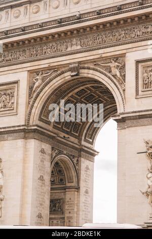 Fragment architectural de l'Arc de Triomphe. L'Arc de Triomphe de l'Etoile sur la place Charles de Gaulle est l'un des monuments les plus célèbres de Paris. France Banque D'Images