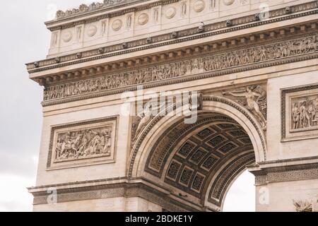 Fragment architectural de l'Arc de Triomphe. L'Arc de Triomphe de l'Etoile sur la place Charles de Gaulle est l'un des monuments les plus célèbres de Paris. France Banque D'Images