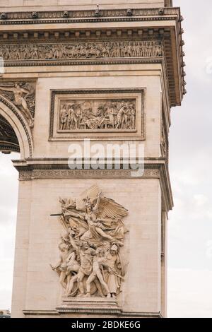 Fragment architectural de l'Arc de Triomphe. L'Arc de Triomphe de l'Etoile sur la place Charles de Gaulle est l'un des monuments les plus célèbres de Paris. France Banque D'Images