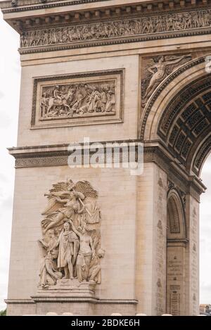 Fragment architectural de l'Arc de Triomphe. L'Arc de Triomphe de l'Etoile sur la place Charles de Gaulle est l'un des monuments les plus célèbres de Paris. France Banque D'Images