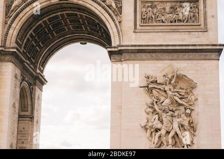 Fragment architectural de l'Arc de Triomphe. L'Arc de Triomphe de l'Etoile sur la place Charles de Gaulle est l'un des monuments les plus célèbres de Paris. France Banque D'Images