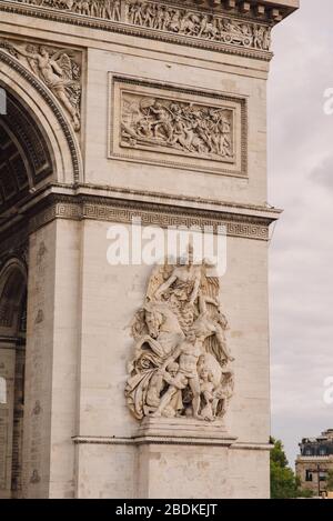 Fragment architectural de l'Arc de Triomphe. L'Arc de Triomphe de l'Etoile sur la place Charles de Gaulle est l'un des monuments les plus célèbres de Paris. France Banque D'Images