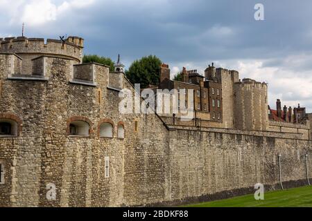 Les murs extérieurs, les tours et les bâtiments de la Tour de Londres, qui est un monument emblématique du centre de Londres. Banque D'Images